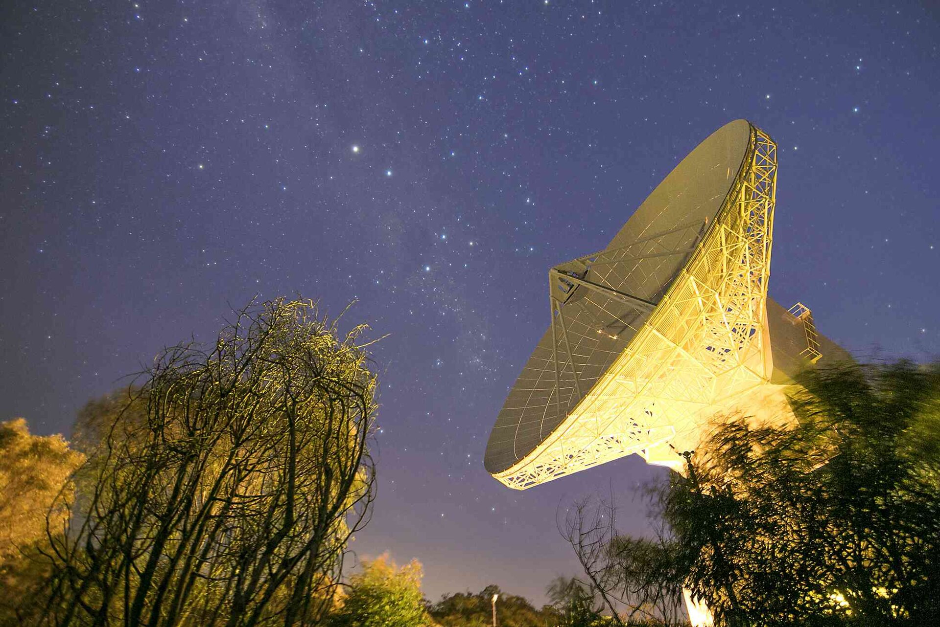A satellite ground antenna, the link between orbit and the terrestrial internet